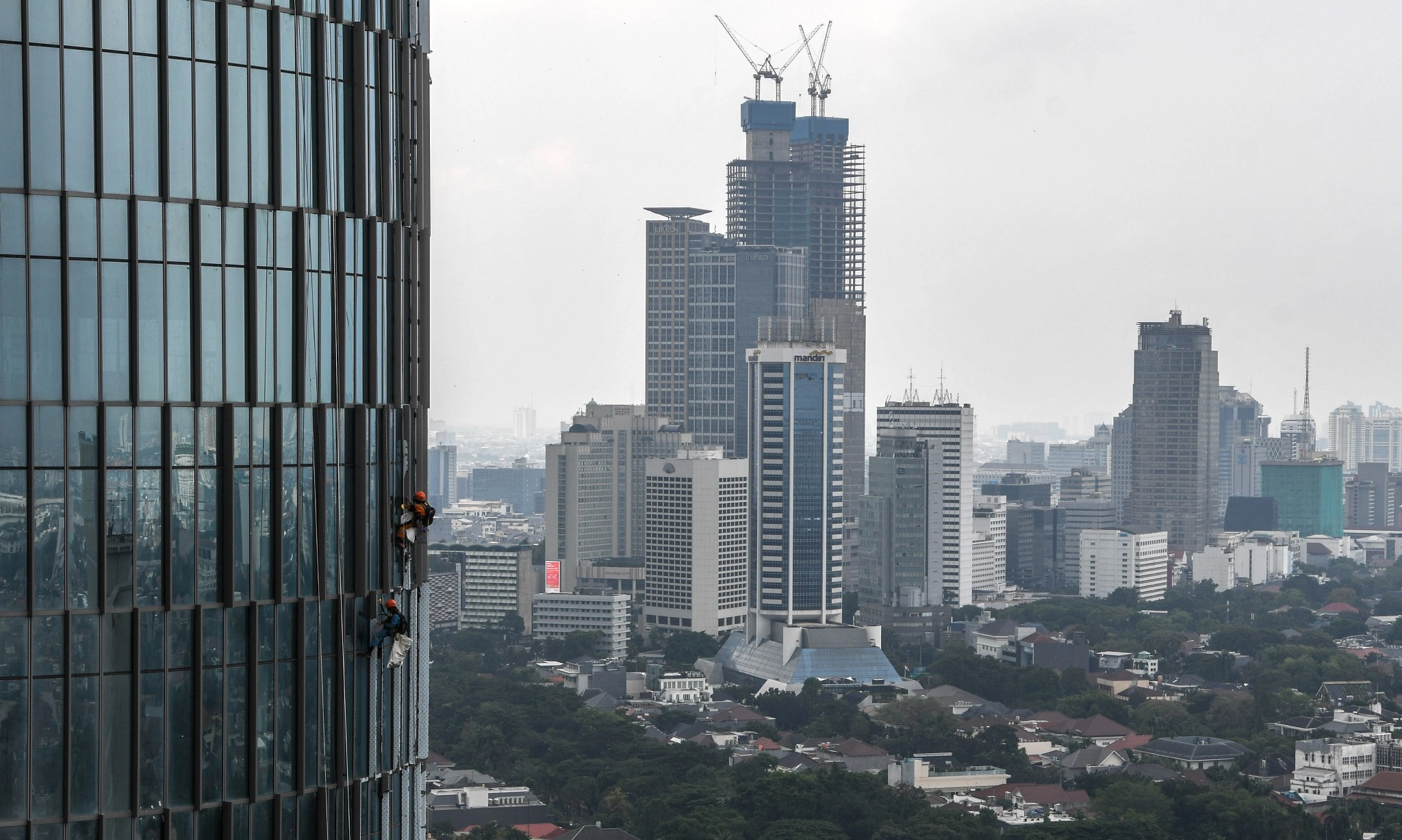 <p>Pajak Karbon Gedung Boros Energi Masih Dikaji</p>