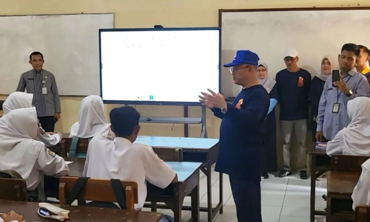 <p>Papan Interaktif Target Tuntas Terkirim Pertengahan Desember 2025</p>