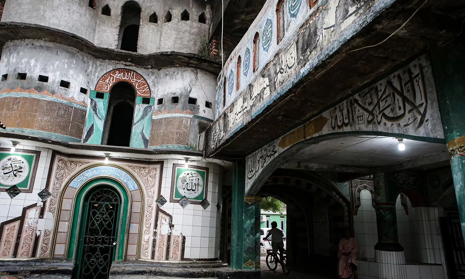 <p>Tantangan Menjadikan Indonesia Tujuan Wisata Ramah Muslim Dunia</p>