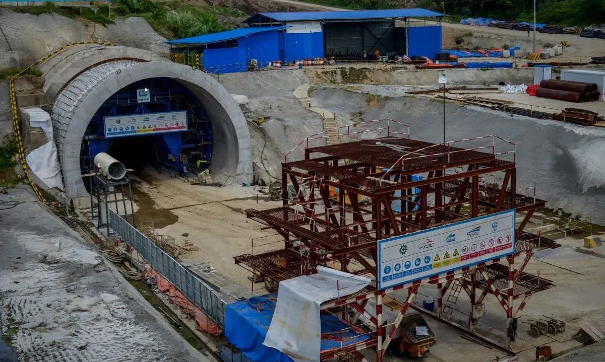 <p>Kemenkeu-Danantara Saling Lempar Utang Jumbo KCIC Rp140 T</p>