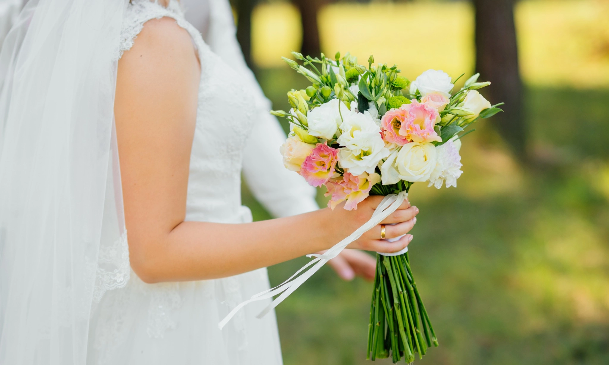 <p>Makna Di Balik Tradisi Lempar Bunga Pengantin</p>