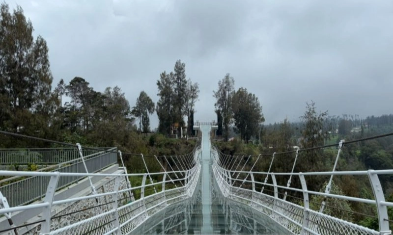 <p>Jembatan Kaca Bromo Masih Tunggu Izin Operasional&nbsp;</p>