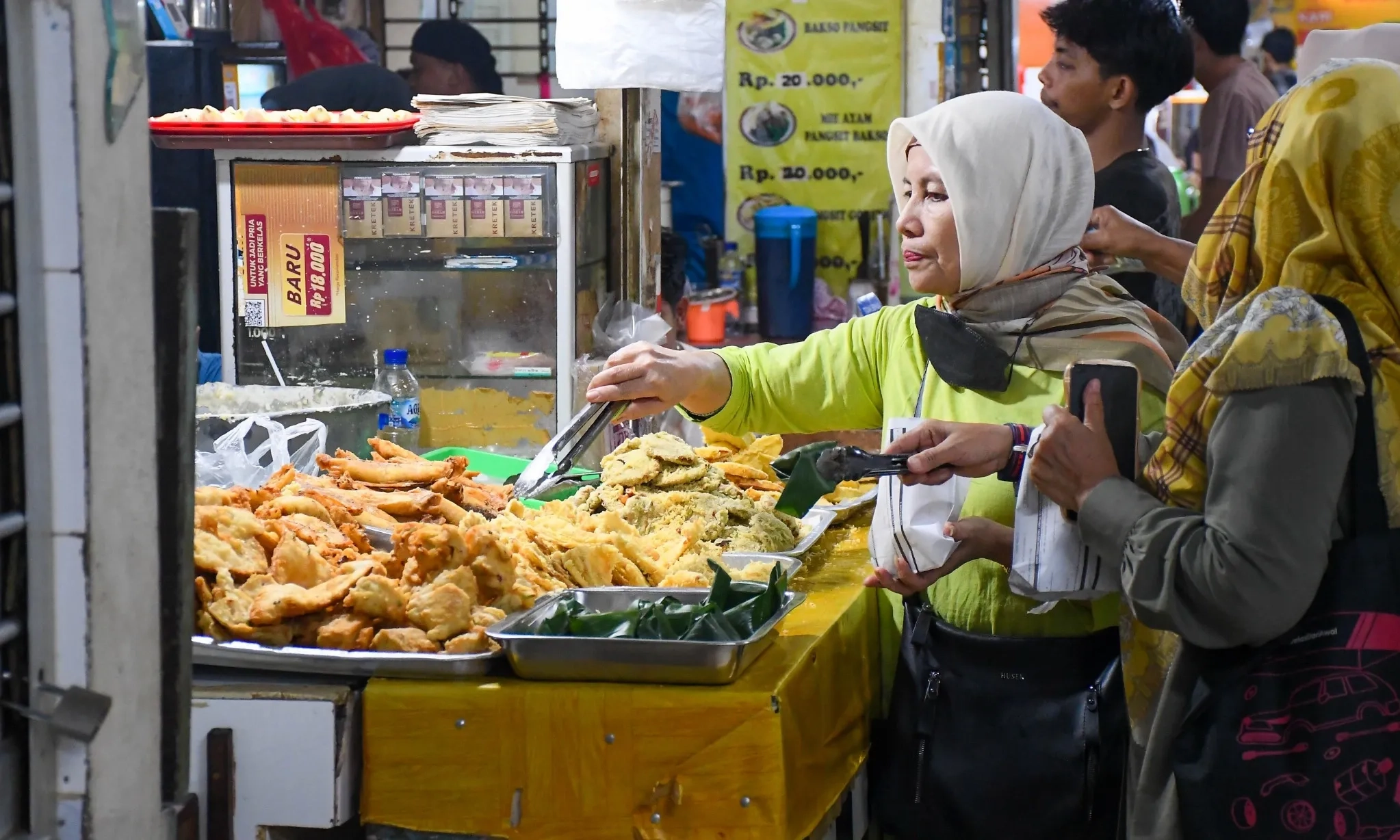 <p>Angan Menyantap Kuliner Jalanan Tanpa Risiko Diare</p>