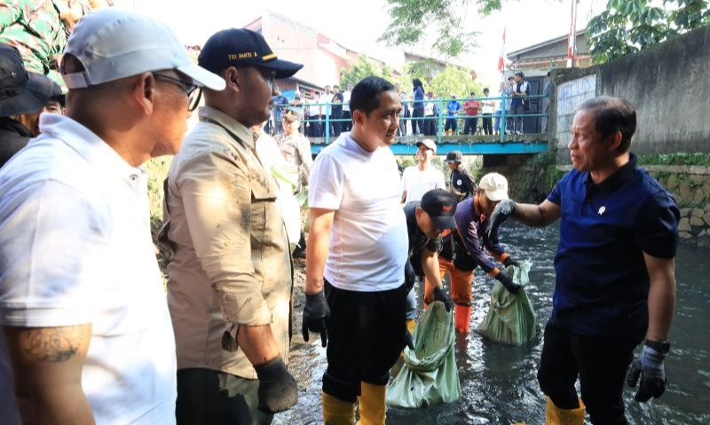 <p>Menteri LH Minta Pemulihan Kali Cipinang Rampung Sebulan</p>