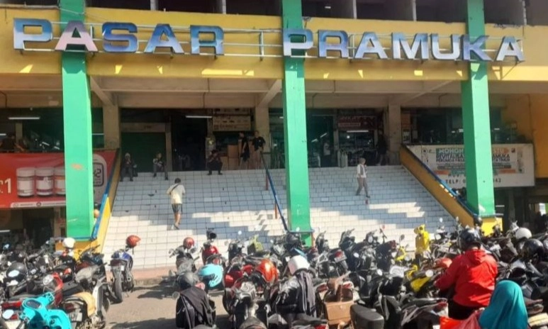 <p>Pedagang Bicara Soal Dugaan Praktik Mafia Kios Pasar Pramuka</p>