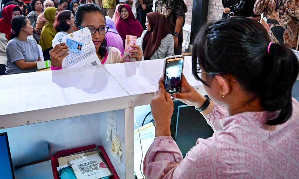 <p>Seskab Ungkap Asal Anggaran Penambahan BLT</p>