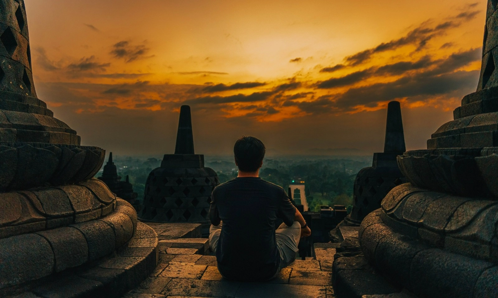 <p>Menikmati Keindahan Matahari Terbit Dari Megahnya Candi Borobodur</p>