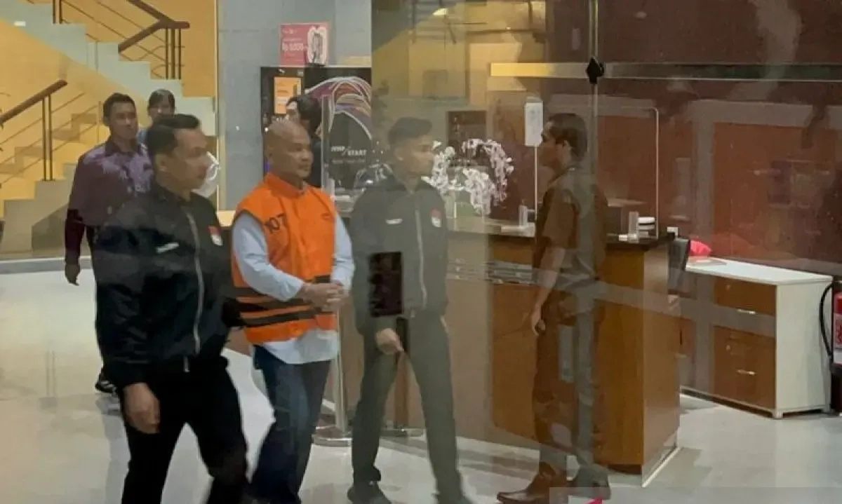 <p>KPK Tahan Komisaris PT IAE, Arso Sadewo</p>