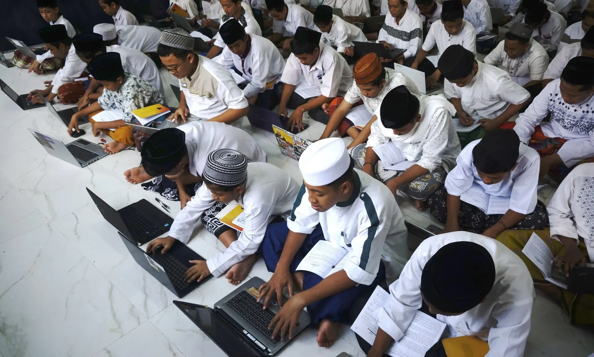 <p id="isPasted">Transformasi Pesantren Di Era Digital</p>