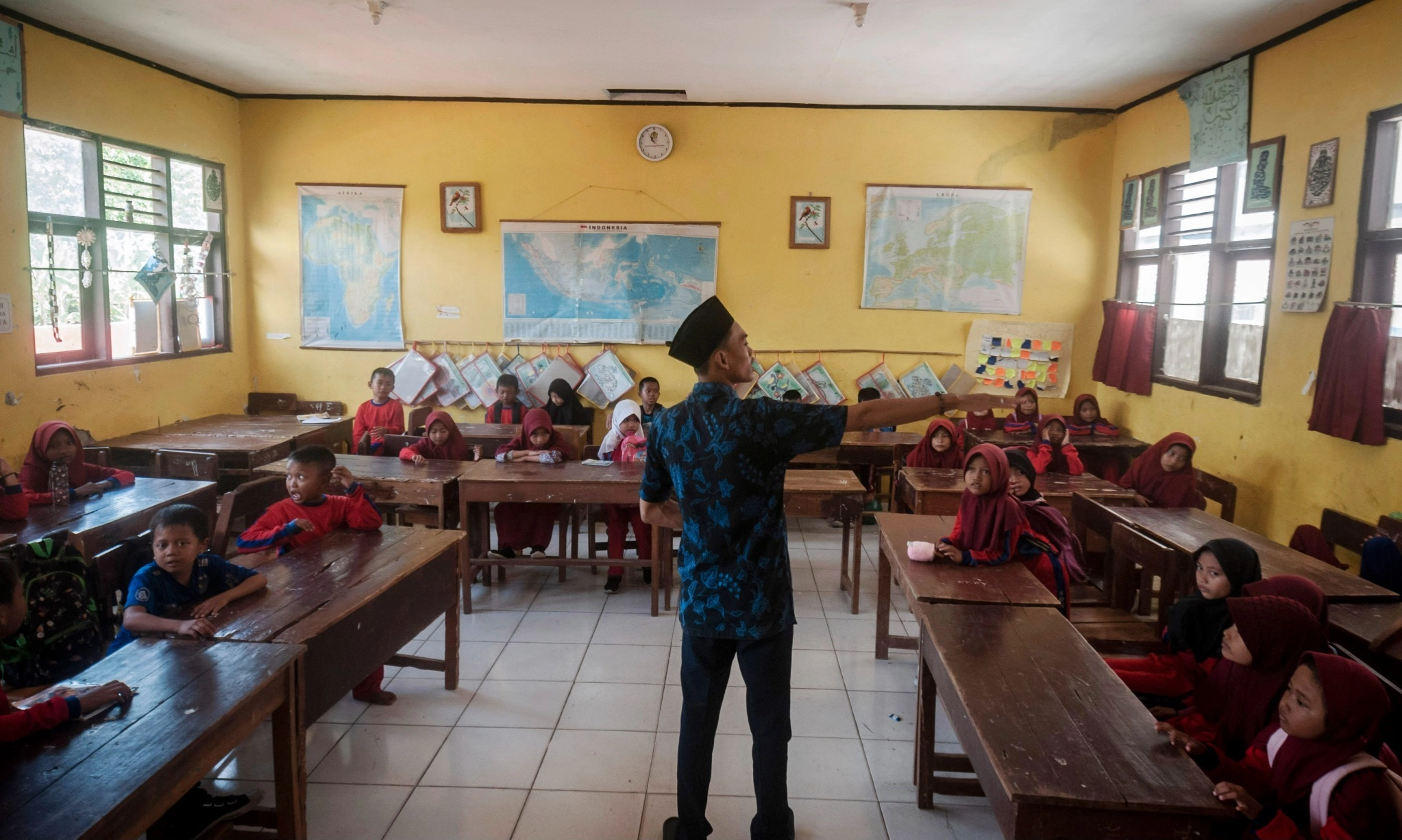 <p>Ada Beasiswa Buat 150 Ribu Guru Tahun Depan</p>