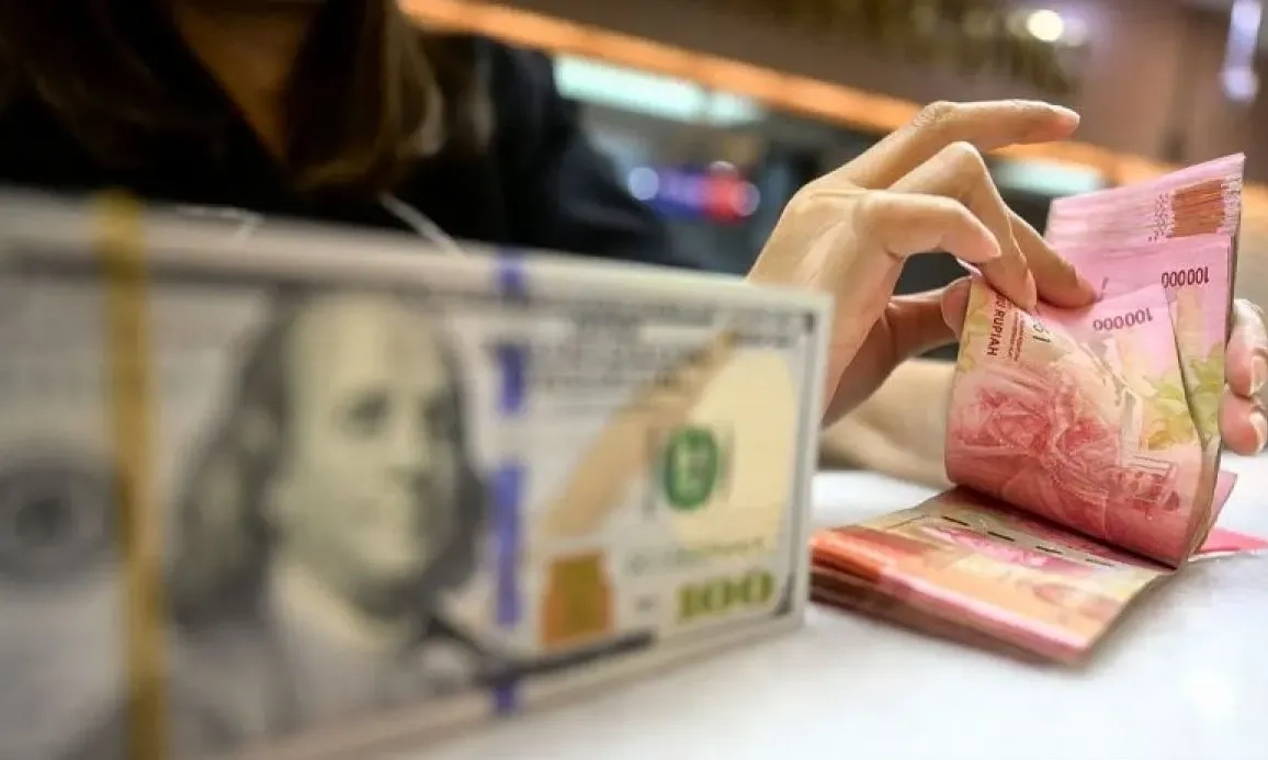 <p>Penyebab Rupiah Jeblok, Analis: Suku Bunga BI Ditahan, Asing Jual Obligasi</p>