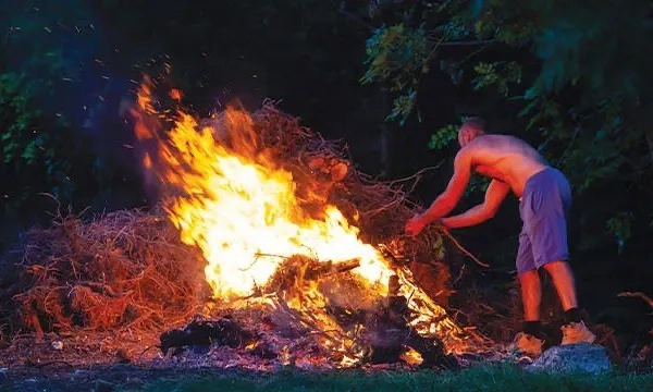 <p>Pemprov Jakarta Pajang Wajah Pembakar Sampah Di Medsos</p>