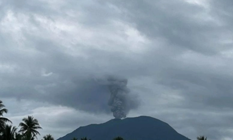 <p>Gunung Ibu Erupsi, Semburkan Abu Setinggi 900 Meter</p>
