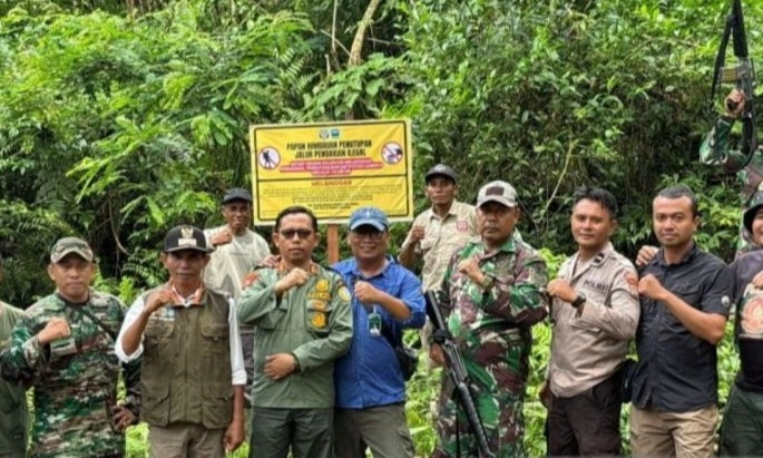 <p>Petugas Tutup Jalur Pendakian Peneliti Asing di Gunung Tambora</p>