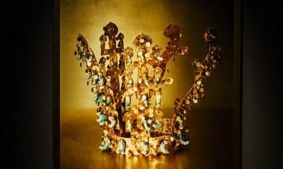 <p>Enam Mahkota Kerajaan Sila Kuno Dipamerkan Dalam KTT APEC</p>