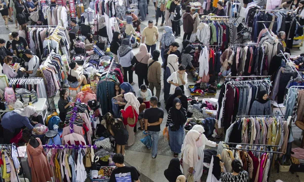 <p>Sejumlah Risiko Kesehatan Mengintai Di Balik Kegemaran <em>Thrifting</em> Baju</p>
