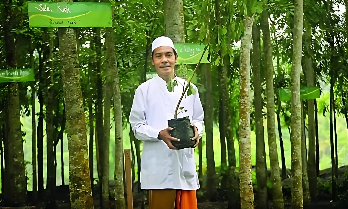 <p>Mengenal Hasanain Juaini, Sang Kiai Yang Melakukan Konservasi</p>