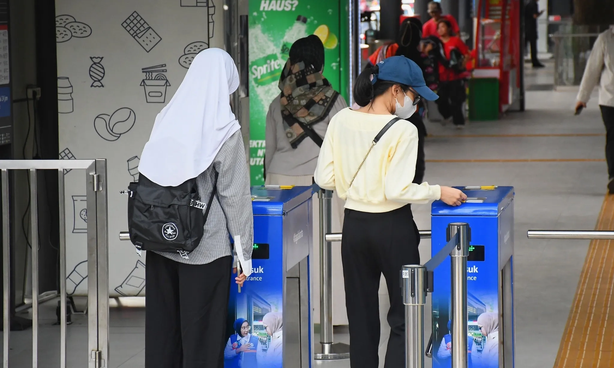 <p>Pramono Minta Transjakarta Benahi Alat Transaksi Elektronik</p>