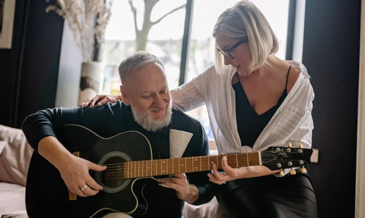 <p id="isPasted">Studi: Musik Bantu Tekan Risiko Demensia Hingga 40 Persen</p>