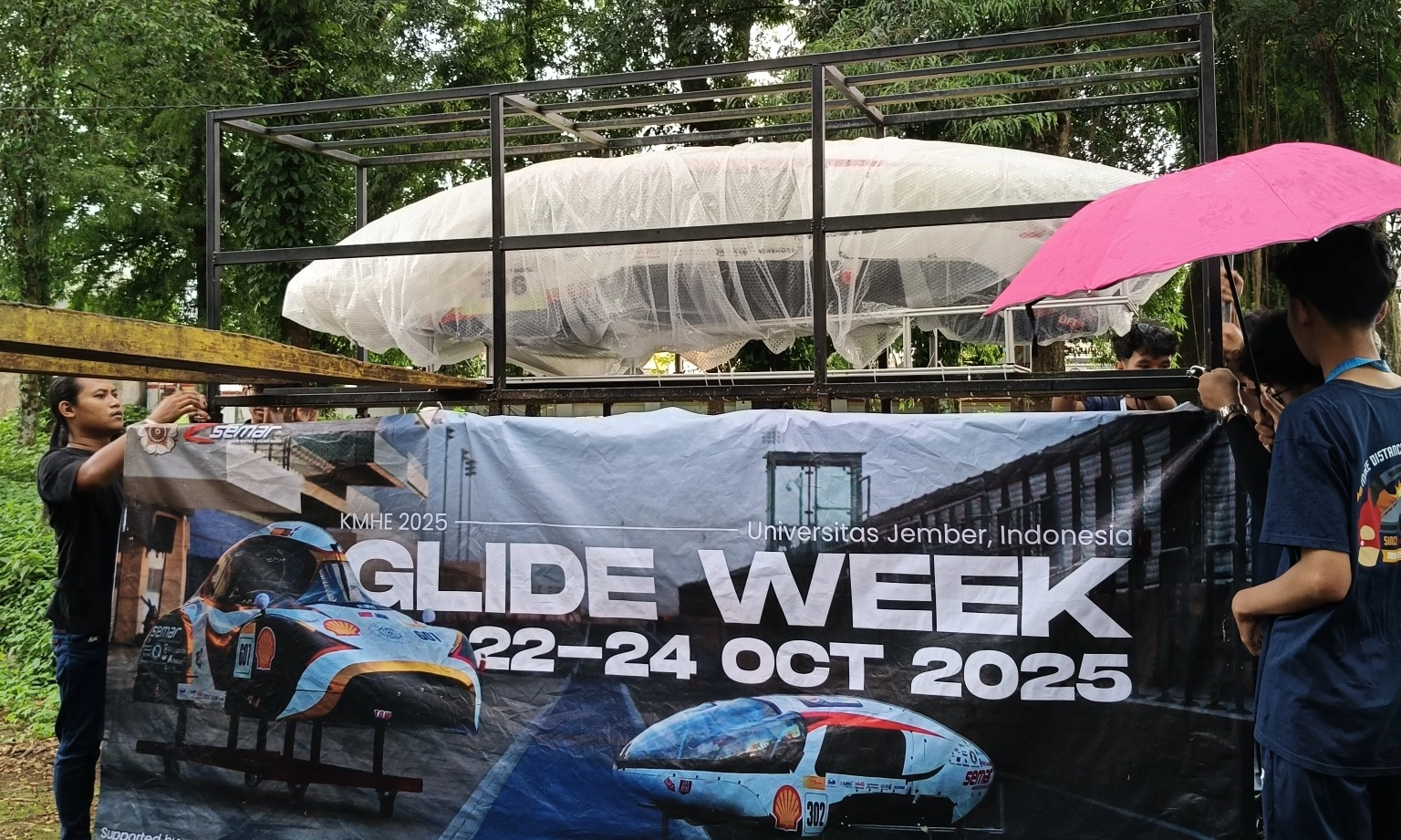 <p>Tim Semar UGM Sabet Dua Penghargaan Di Kontes Mobil Hemat Energi 2025</p>