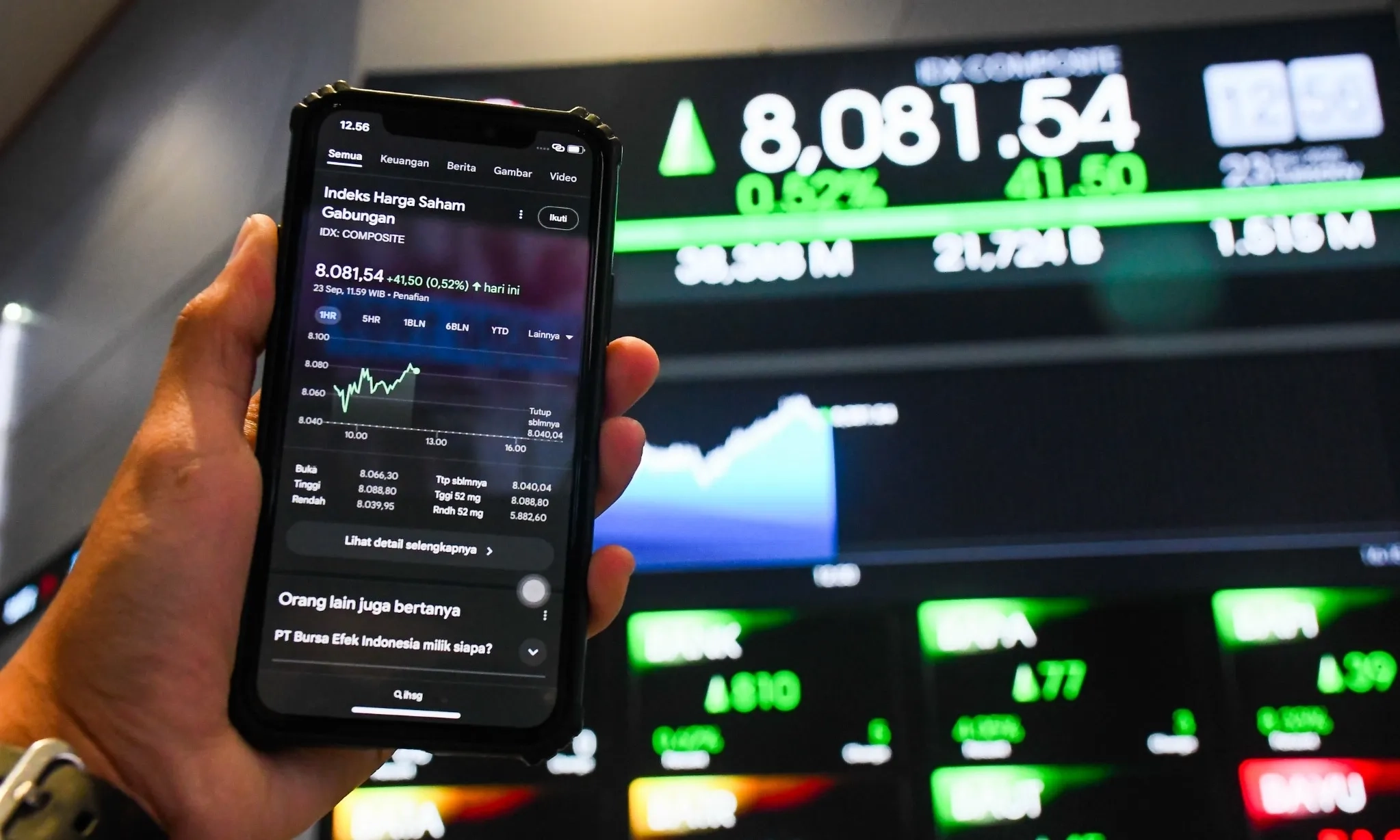 <p id="isPasted">Ada Aksi <em>Profit Taking</em>, IHSG (4/11) Ditutup Melemah</p>