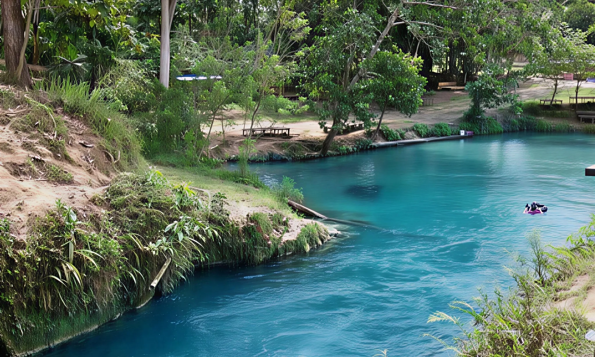 <p>Menikmati Panorama Indah Di Kali Biru Genyem Papua</p>