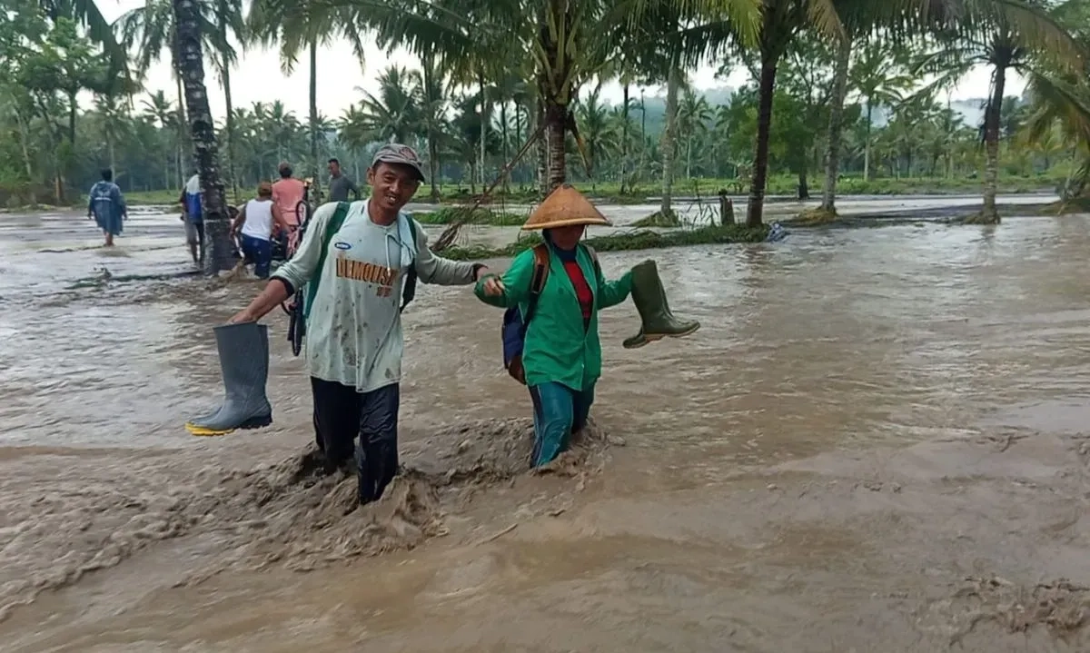 <p>Ratusan Warga Terkurung Banjir Lahar Semeru</p>