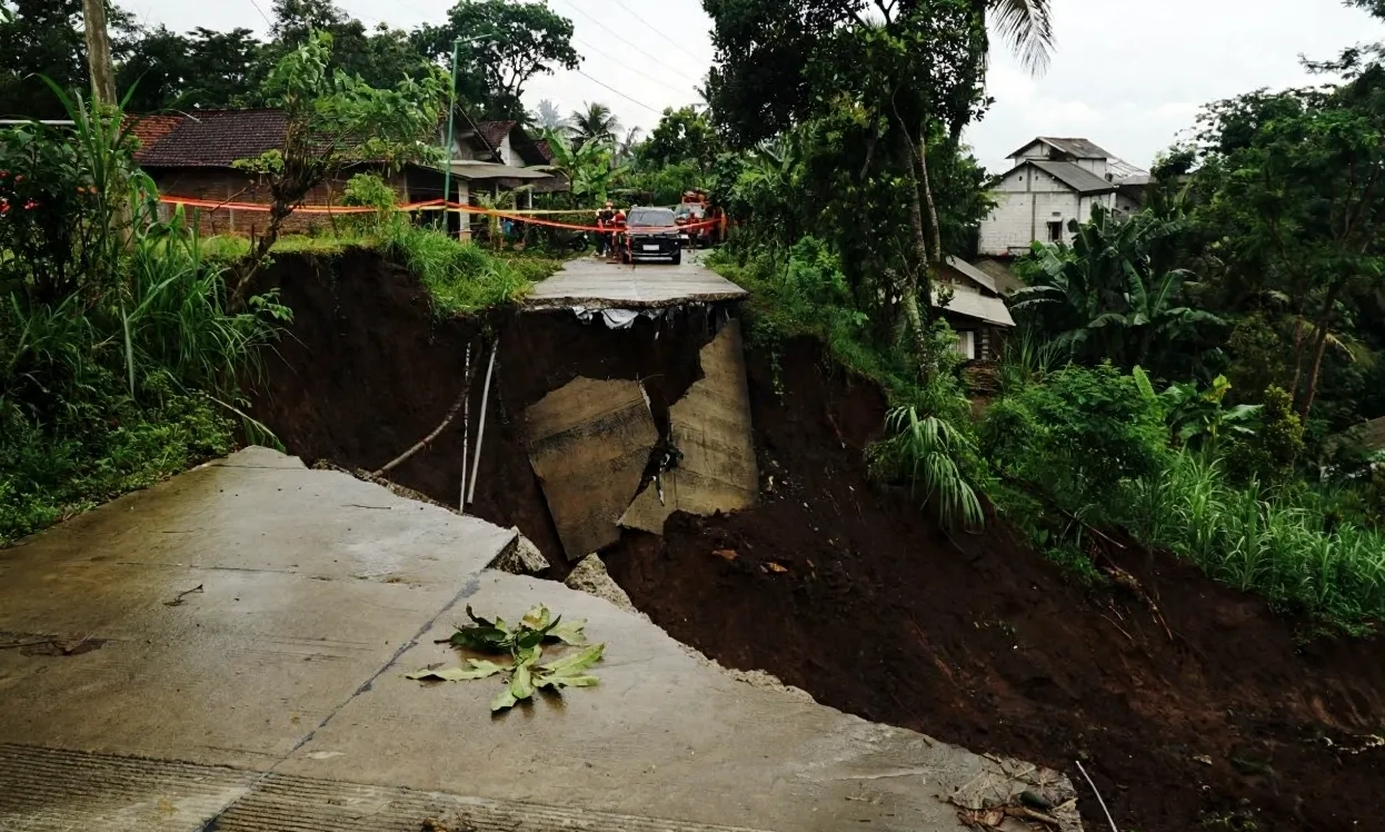 <p>Kenali Tanda Awal Longsor Dan Banjir</p>