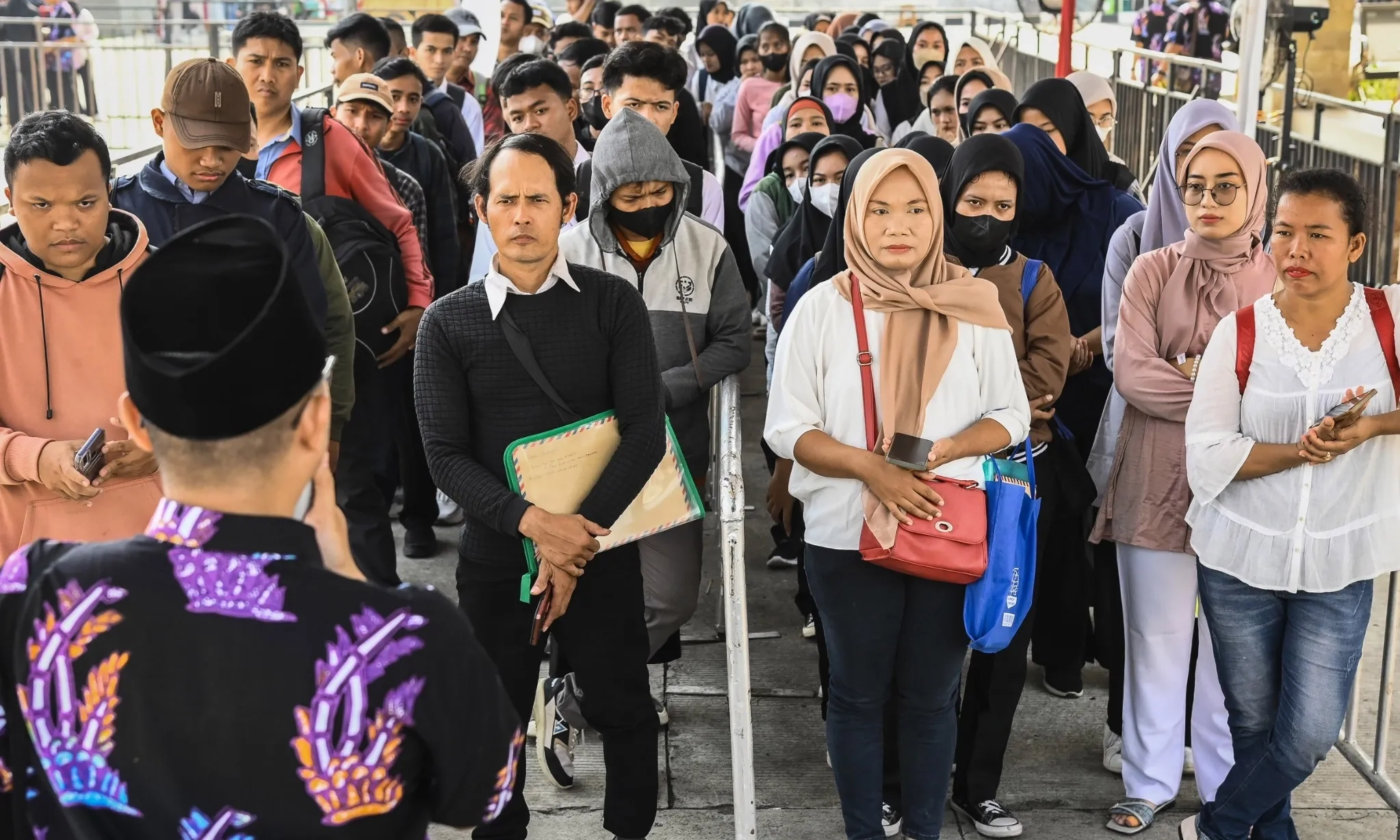 <p>Anomali Ekonomi! Mayoritas Pekerja RI Di Pertanian, Bukan Industri</p>