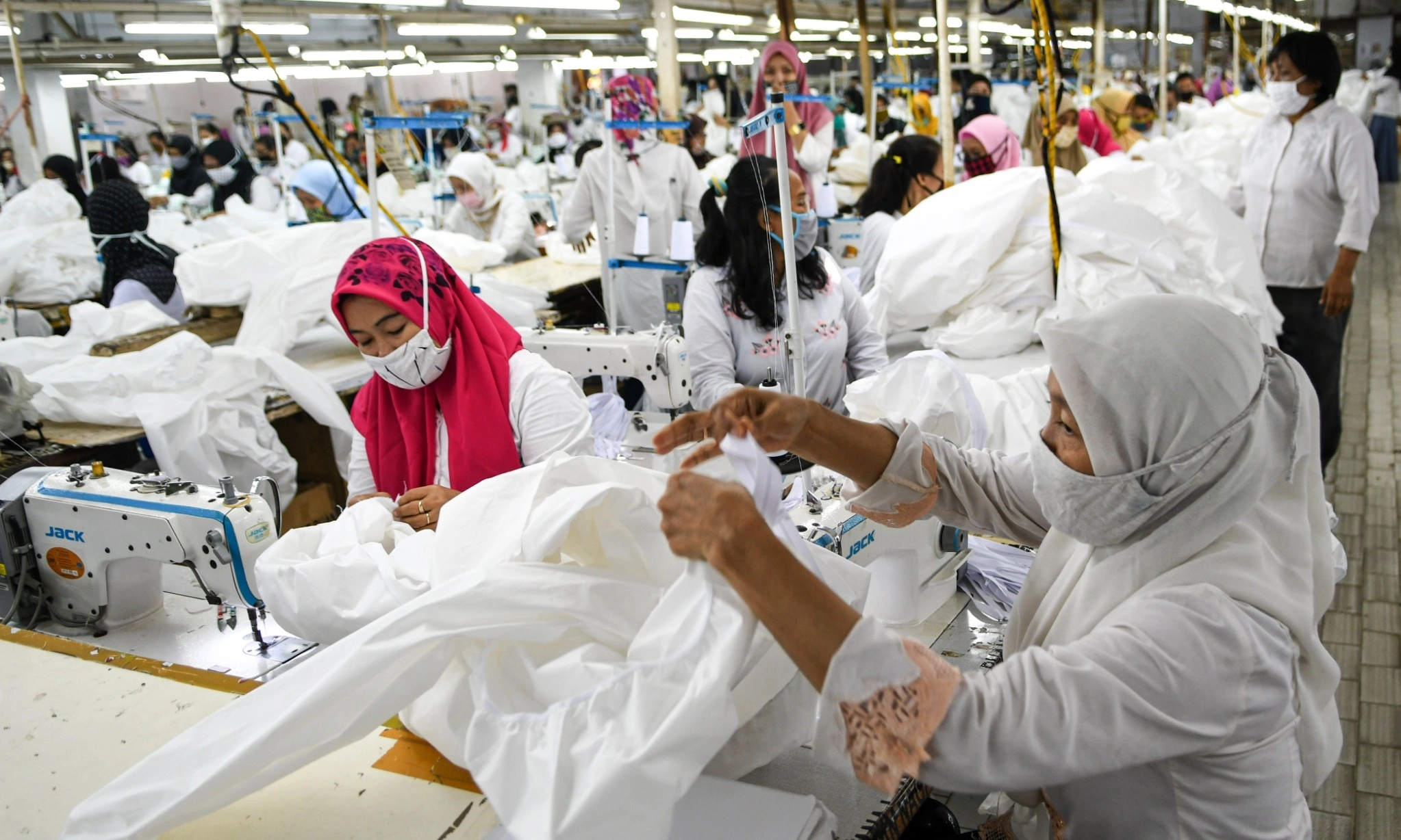 <p>Pelindungan Hak Buruh Perempuan Industri Tekstil Minim</p>