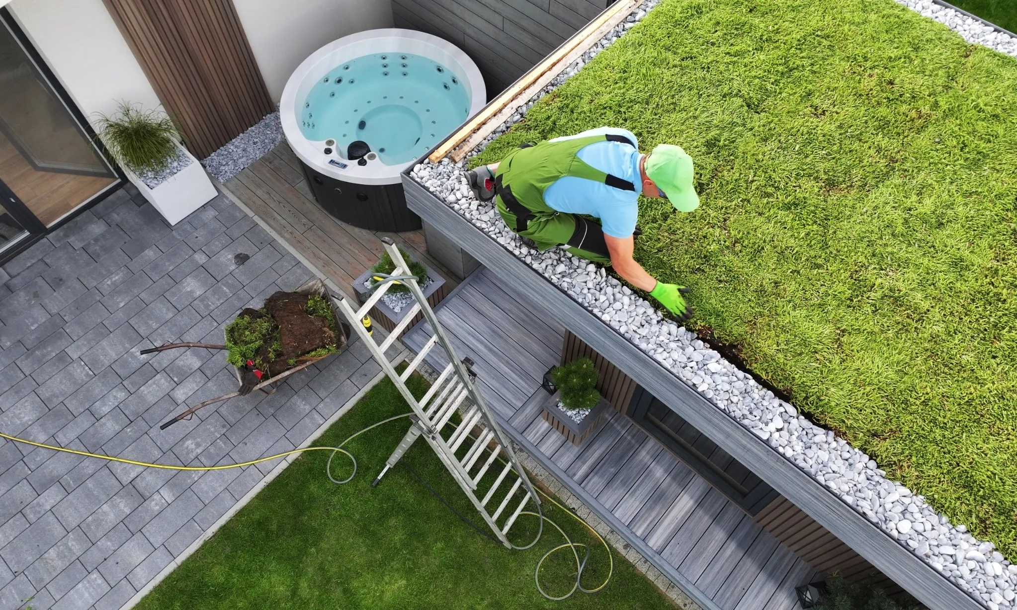 <p>Menghijaukan Kota Melalui Inovasi <em id="isPasted">Green Roof</em></p>