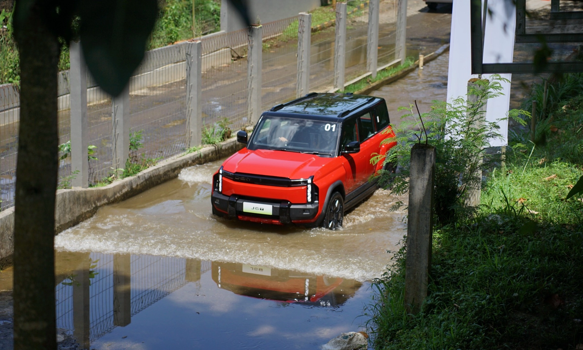 <p>Mobil Listrik Chery J6T Siap Libas Jalur <em>Offroad</em> di Indonesia</p>