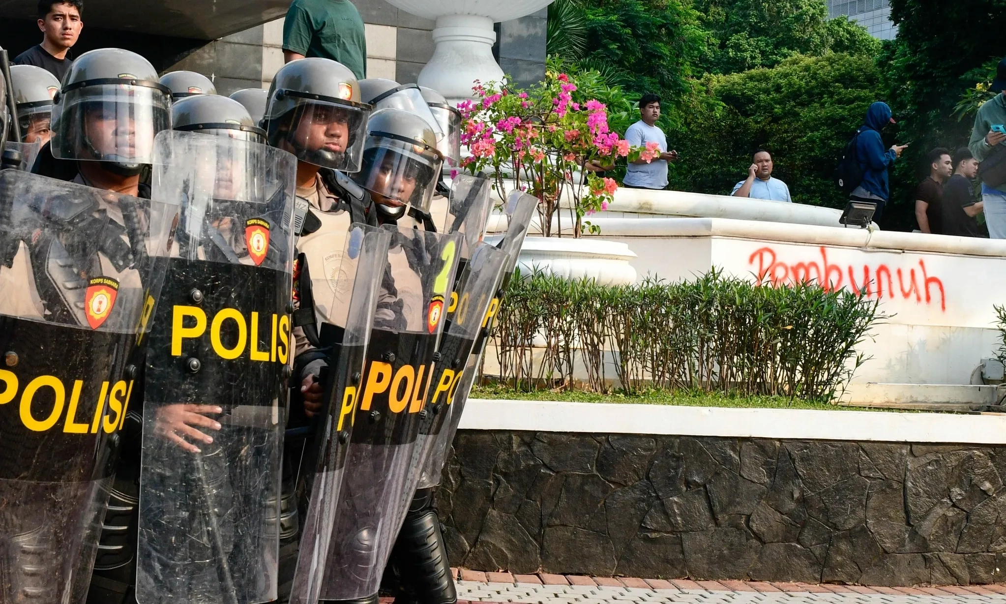 <p>Polri: Tak Ada Ampun Untuk Polisi Yang Sakiti Masyarakat&nbsp;</p>