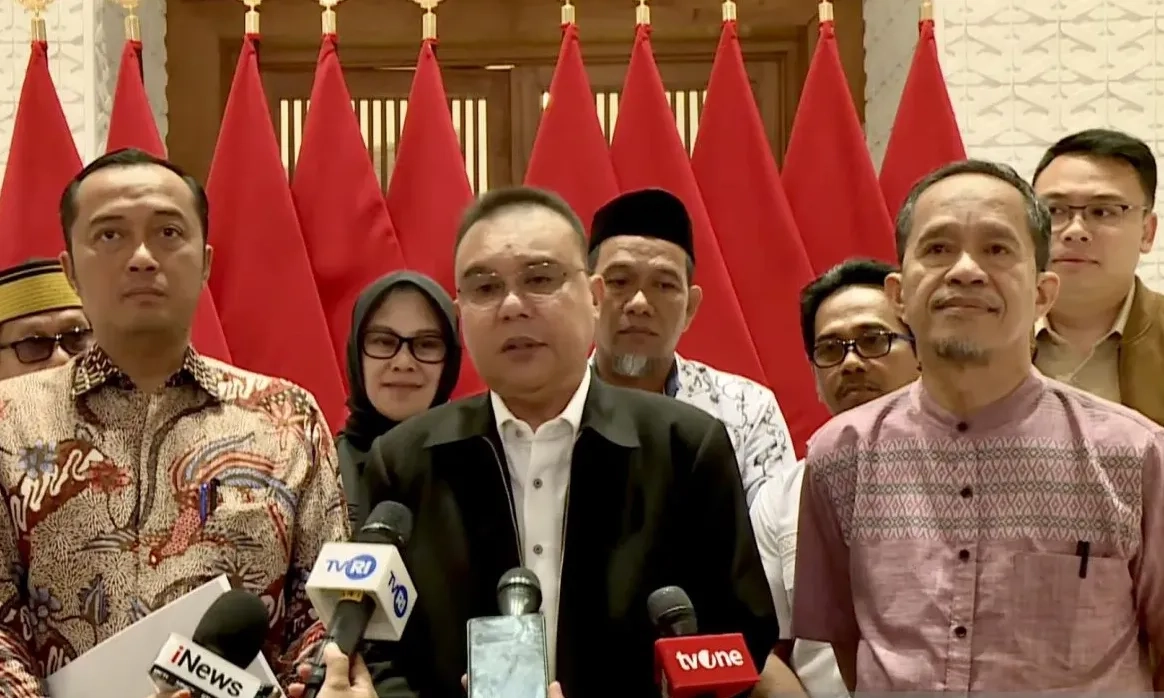 <p>Prabowo Bertemu 2 Guru yang Dipecat Gubernur Sulsel&nbsp;</p>