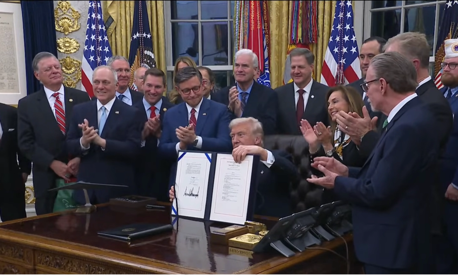 <p>Trump Resmi Tanda Tangan UU! <em>Government Shutdown</em> Terlama AS Selesai</p>