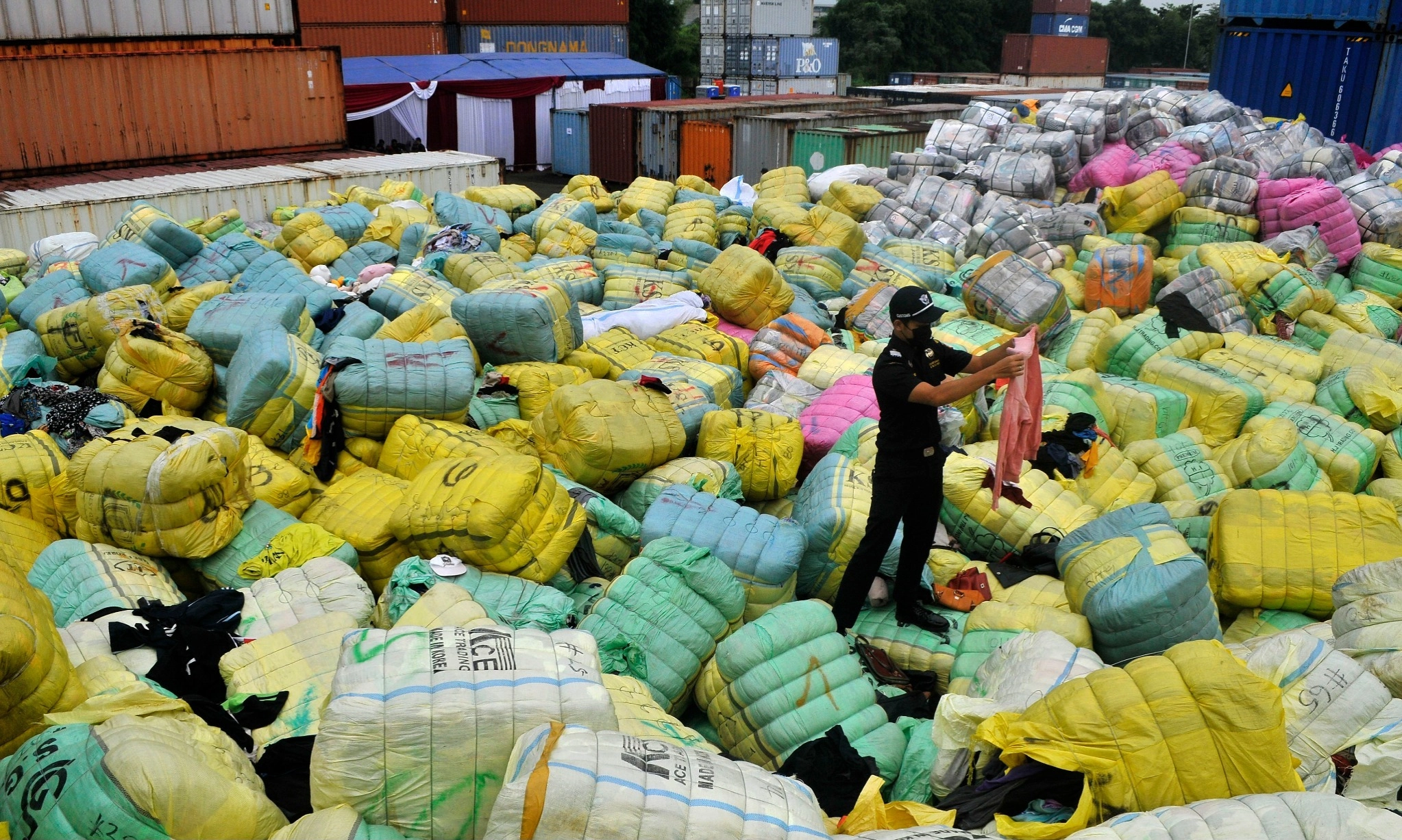 <p>Tak Sebatas Melarang Impor Pakaian Bekas</p>