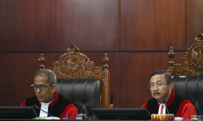 <p>MK Tolak Samakan Masa Jabatan Kapolri Dengan Presiden-Menteri</p>