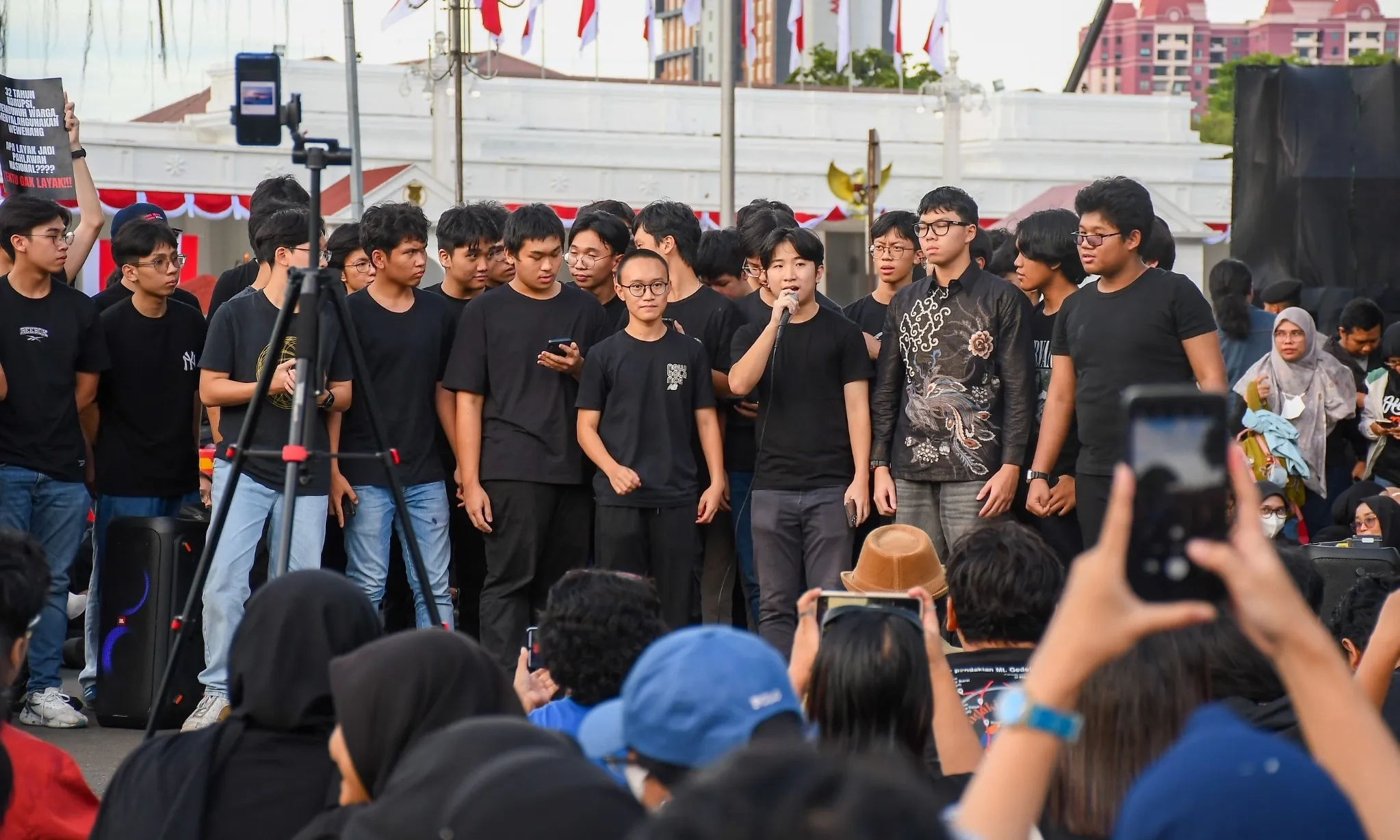 <p dir="ltr" id="isPasted">ViStory: Menggugat Gelar Pahlawan Lewat Aksi Kamisan</p>