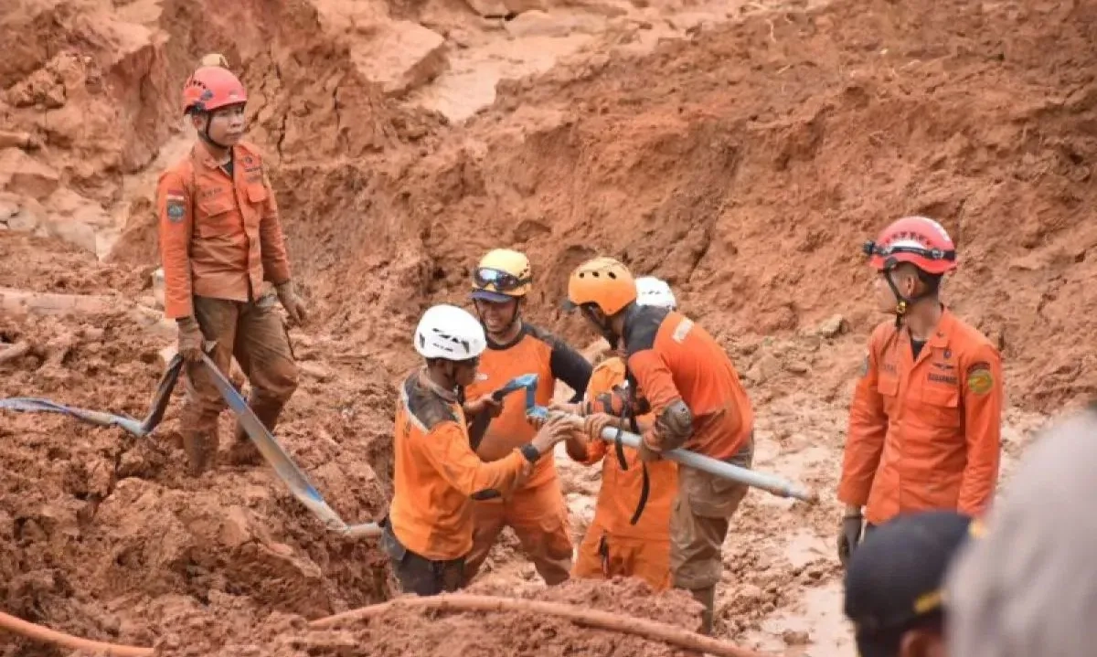 <p>BNPB Modifikasi Cuaca Percepat Penanganan Longsor Cilacap</p>
