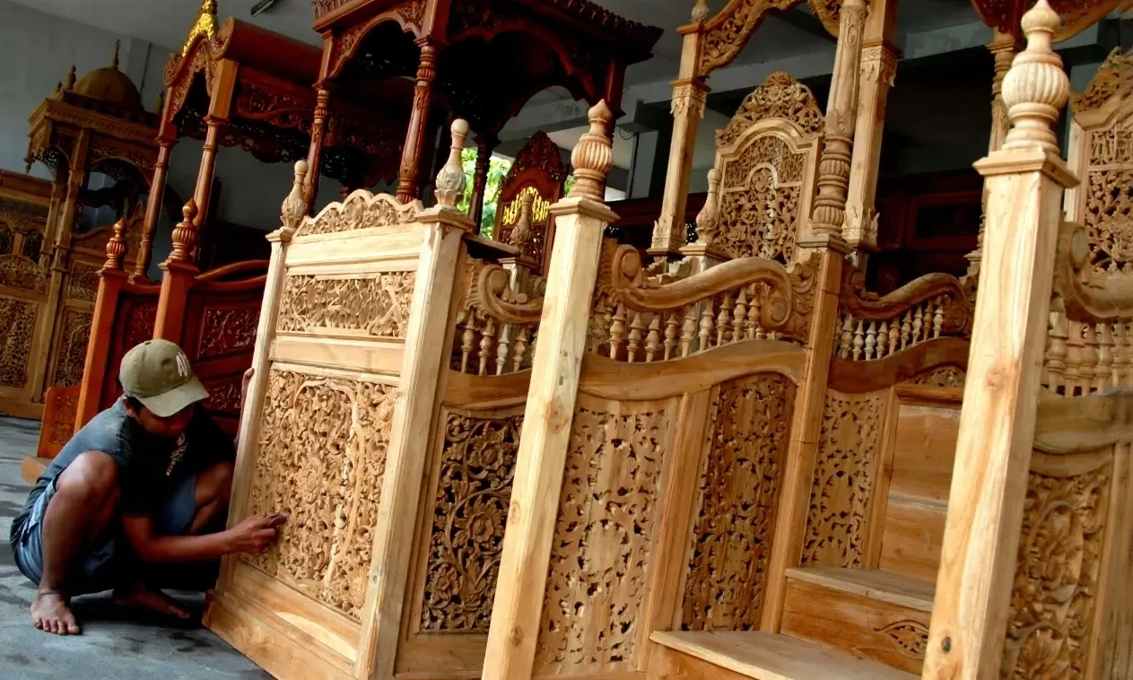 <p>Mempromosikan Karya Ukir Jepara Sebagai &#39;<em>Art&#39;</em></p>