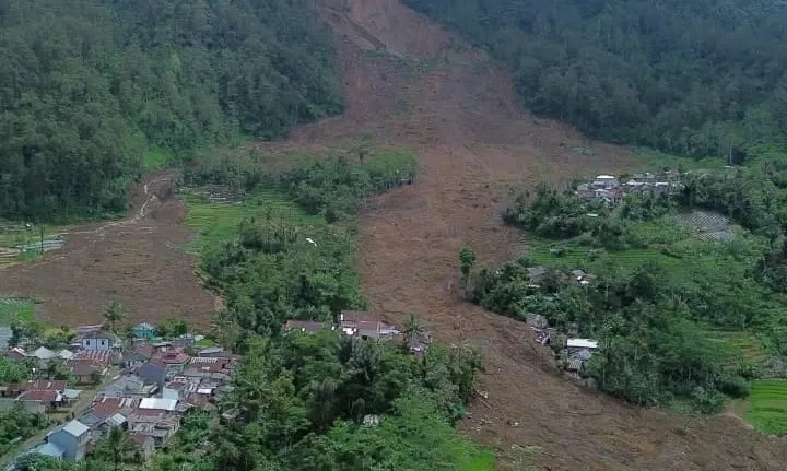 <p>Longsor Banjarnegara, 823 Warga Mengungsi</p>