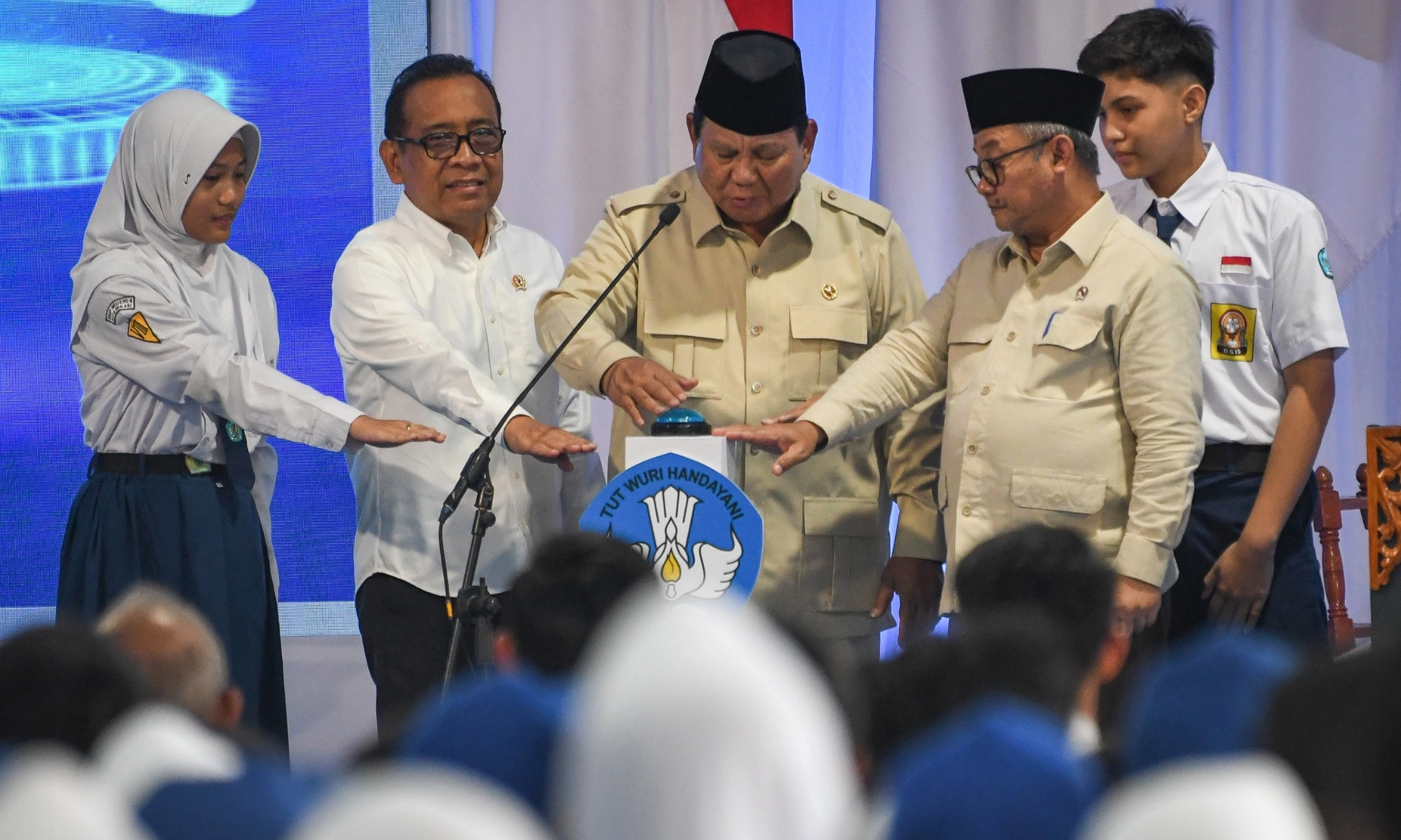 <p>Prabowo Tak Masalah Smartboard Telat Terkirim</p>