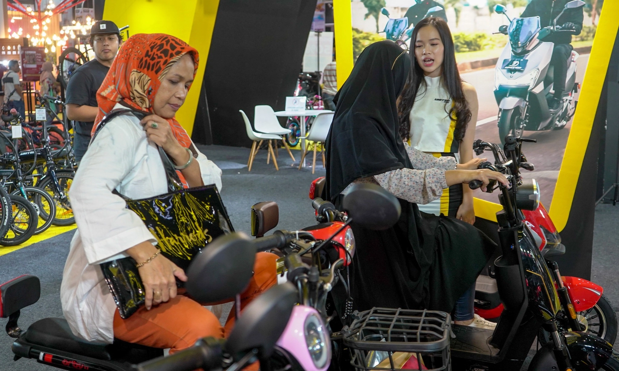 <p id="isPasted">Dianggap Lebih Ekonomis, Kian Banyak Selis Dan Molis Mengaspal</p>