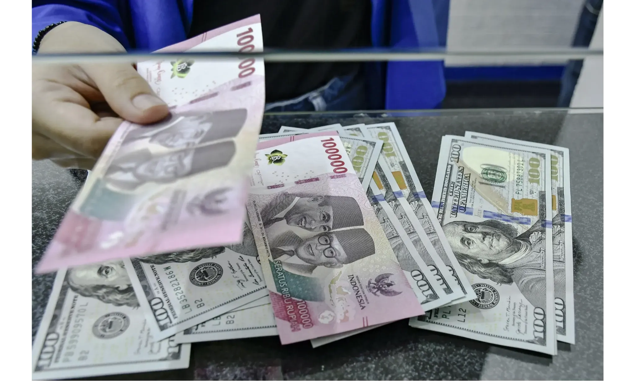 Rupiah Berpotensi Ambles Lewati Rekor Terendah Karena Masalah Fiskal