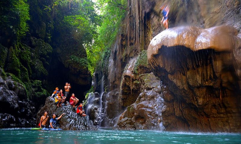 Cukang Taneuh, Wisata Susur Sungai Tiada Duanya Di Ciamis