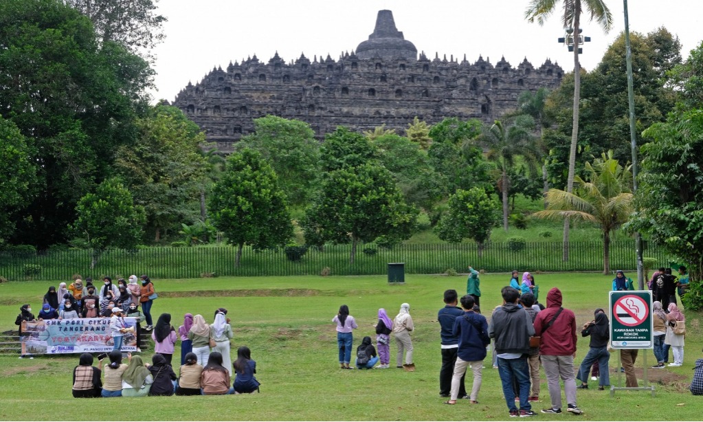 Wisatawan Di Candi Borobudur Wajib Bersendal 'Upanat'
