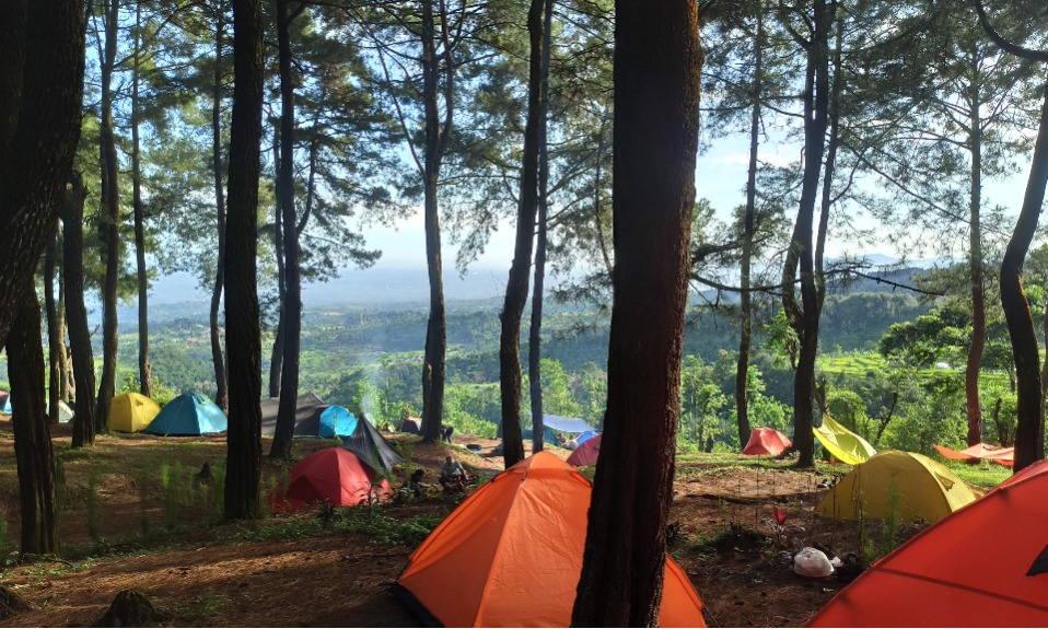 Menikmati Serunya Kamping Di Bukit Si Kabayan