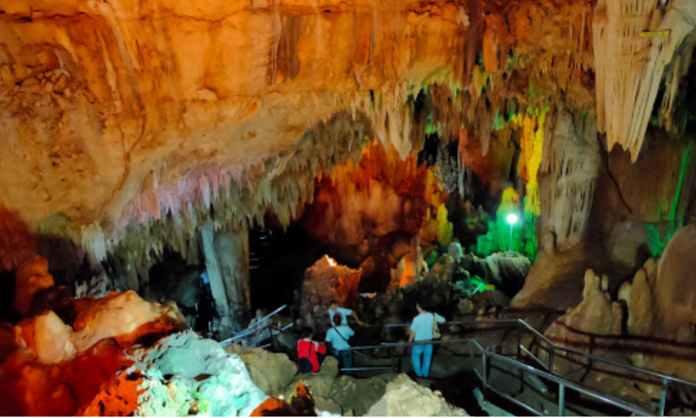 Belajar Menikmati <i>Caving</i> Di Gua-Gua Terbaik Indonesia