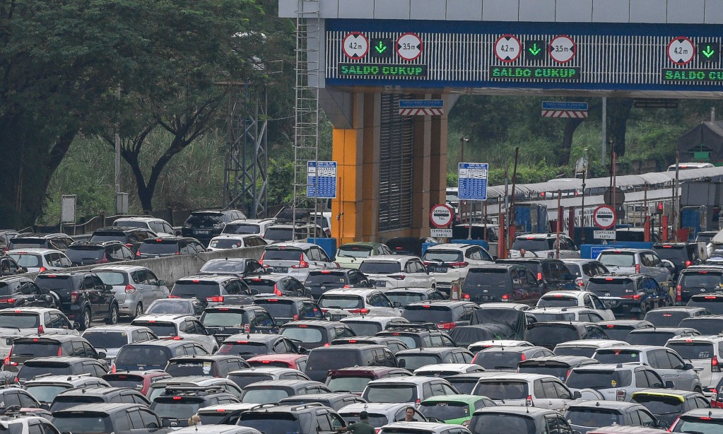 <i>One Way</i> Dimulai, Pemudik Wajib Cek BBM Dan Saldo E-Money