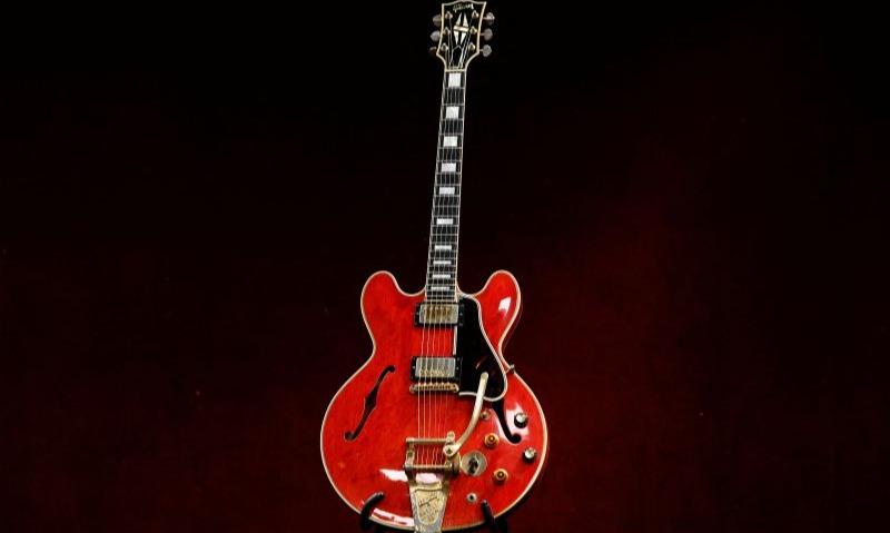 Gitar Noel Gallagher Dilelang Rp5,9 Miliar